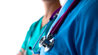 Close-up von zwei Personen mit Stethoskop