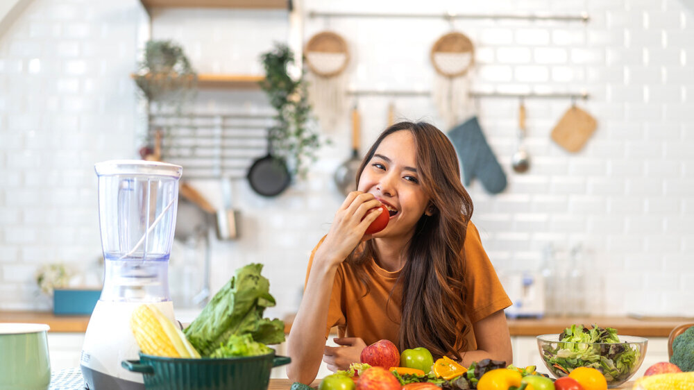 Portrait of beauty body slim healthy asian woman big smile cooking and preparing vegan food healthy holding apple, green apple, dental, teeth, fruit in kitchen at home.Diet.Fitness, healthy food Frau isst Apfel