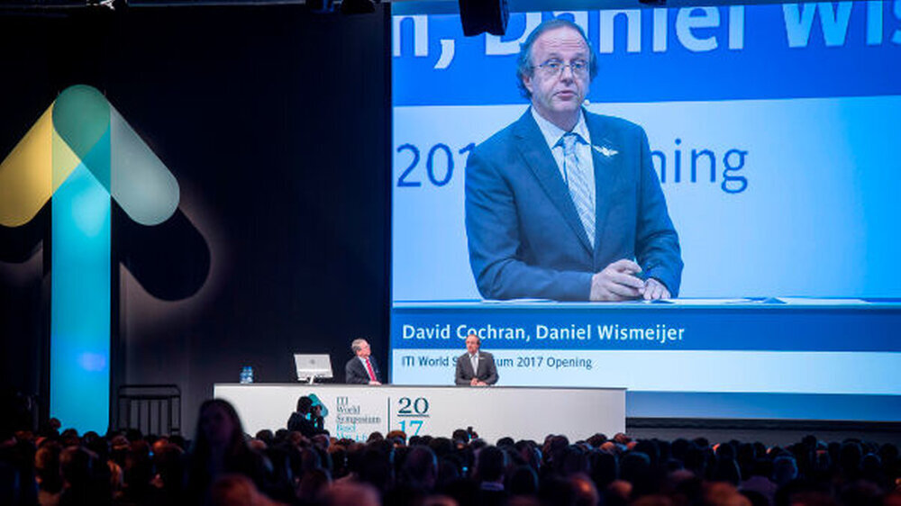 Blick in den Vortragssaal: Prof. Dr. Daniel Wismeijer, Amsterdam, hatte mit dem wissenschaftlichen Komitee ein praxisorientiertes Programm aus Informationen und Lösungsansätzen zusammengestellt, von denen die Kongressteilnehmer unmittelbar in der tägli