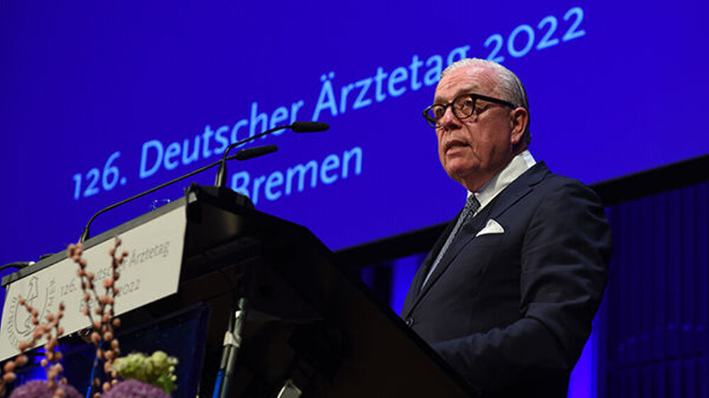 Dringend mahnte Ärztepräsident Reinhardt – an Bundesgesundheitsminister Karl Lauterbach gerichtet – auf dem Ärztetag die längst überfällige Reform der Gebührenordnung für Ärzte (GOÄ) an.