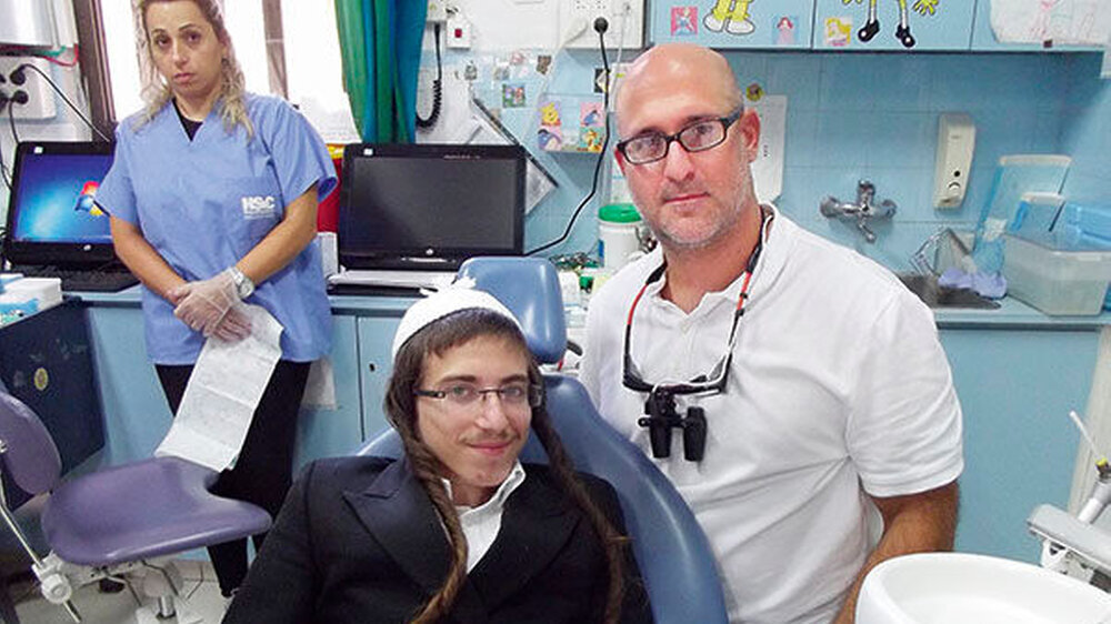 Oren Shani (re.) mit seinem Patienten Elazar Shachar und der Assistentin