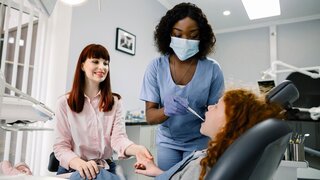 Eine Person in hellblauer Praxiskleidung assoziierten die meisten befragten PatientInnen mit Vertrauenswürdigkeit und Kompetenz.