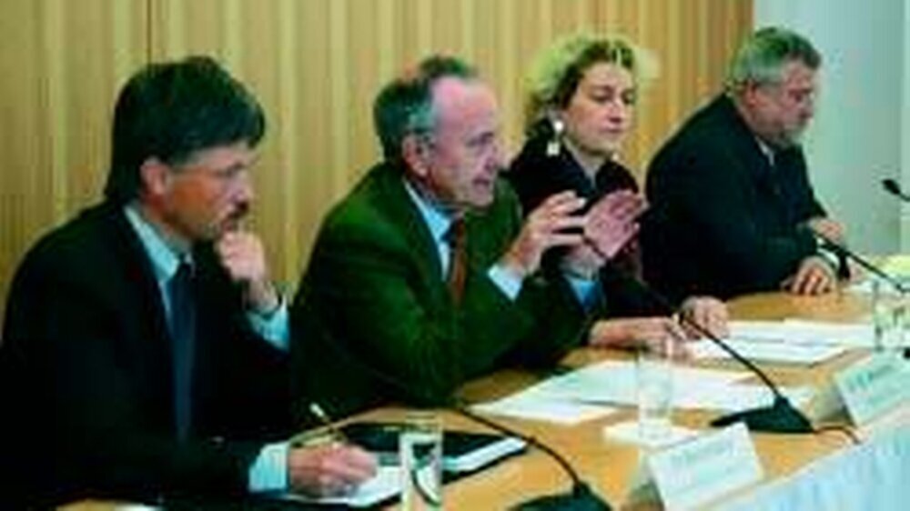 Forderten neue Grundsätze für das Gesundheitswesen: Dr. Beckmann,\r\nDr. Dr. Weitkamp, Lisa Braun (Moderation), Dr. Löffler (v.l.n.r.)