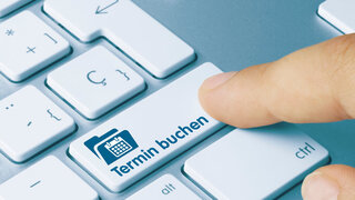 Tastatur mit Schriftzug: Termin buchen.