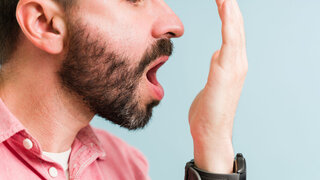 Mann mit Halitosis