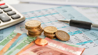 Scheine und Münzen mit Dokumenten