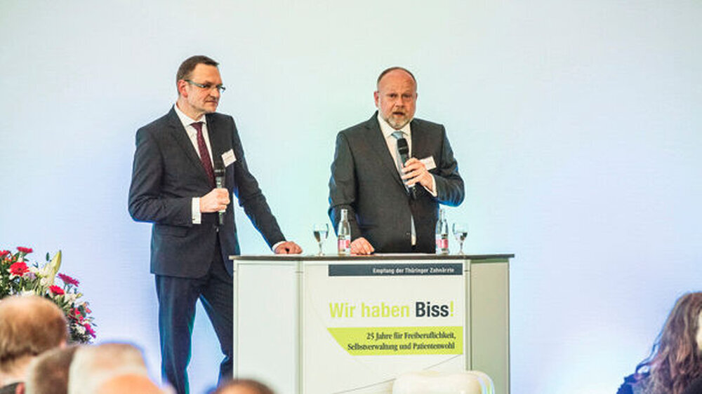 Dr. Karl Friedrich Rommel (r.), Vorstandsvorsitzender der KZV Thüringen, und Dr. Christian Junge, Präsident der Landeszahnärztekammer Thüringen | Dr. Karl Friedrich Rommel (r.), Vorstandsvorsitzender der KZV Thüringen, und Dr. Christian Junge, Präsident der Landeszahnärztekammer Thüringen |