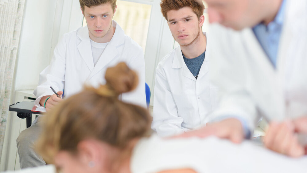 Mit geschulten Patienten-SchauspielerInnen werden Konflikte wie Terminunstimmigkeiten oder nicht eingehaltene Medikamentenpläne simuliert.