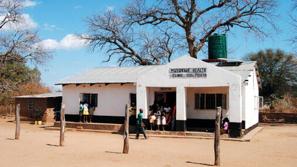 Arbeiten unter schwierigsten Bedingungen: Health Clinic im Outreach im Dorf Musohwa, Sambia. |