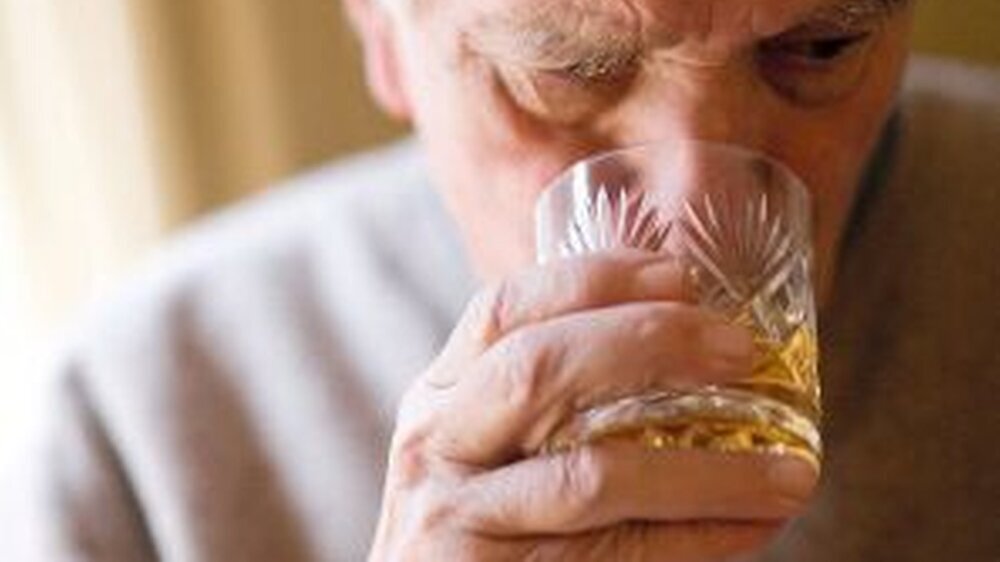 Einsamkeit kann ein Grund sein, dass Menschen auch im fortgeschrittenen Alter noch zu trinken beginnen.