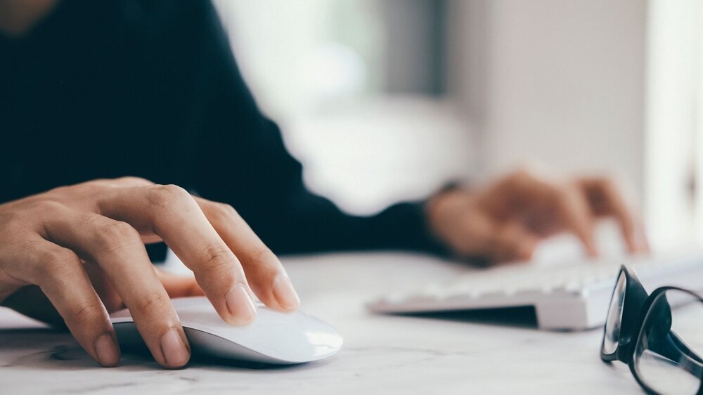 Computerarbeitsplatz Nahaufnahme Tastatur Maus Hand