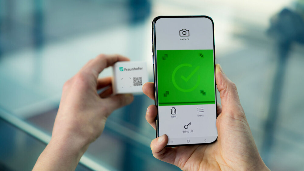 Auf der MEDICA 2023 stellt das Fraunhofer-Team einen Demonstrator für das fälschungssichere Barcode-System SmartID vor.