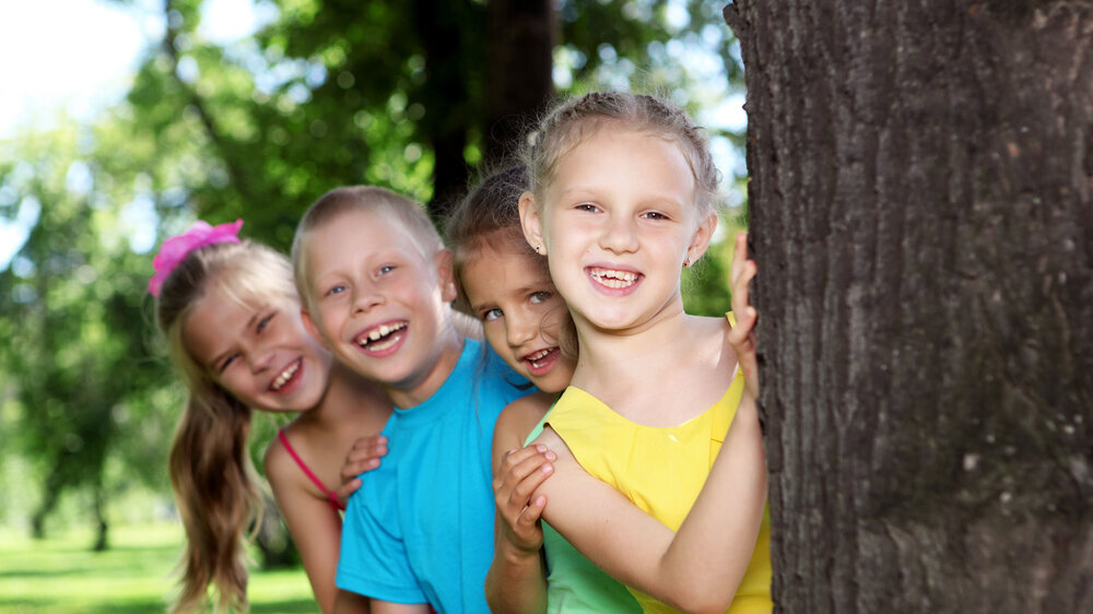 Children playing in the summer park Spielende Kinder