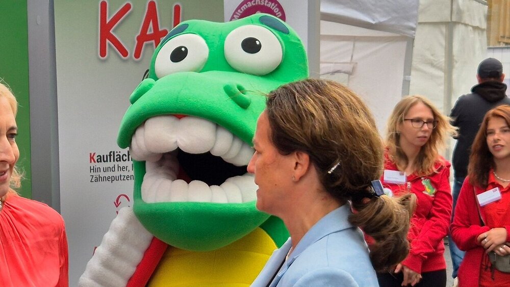 Kroko mit Bundesgesundheitsministerin Nina Warken und BZÄK-Vizepräsidentin Romy Ermler