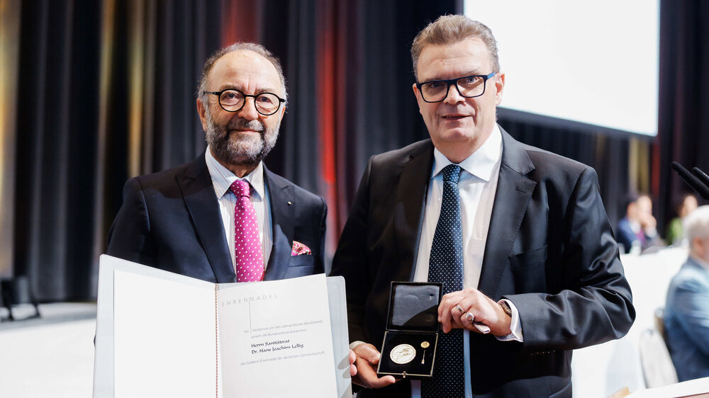 Sanitätsrat Dr. Hans Joachim Lellig erhält im Rahmen der BZÄK-Bundesversammlung am 31. Oktober 2025 in Berlin die Ehrennadel der Deutschen Zahnärzteschaft in Gold