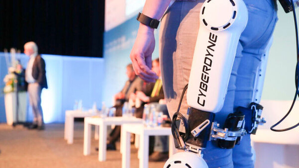 Ob elektronische Patientenakte, Online-Video-Sprechstunde oder - wie im Bild zu sehen - ein nervengesteuertes Exoskelett, das Patienten mit Rückenmarksverletzungen das Gehen ermöglicht: Im Bereich E-Health sind die Innovationen eindrucksvoll, wie diesj