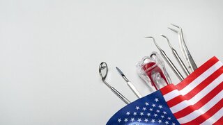 Zahnärztliche Instrumente und USA-Flagge