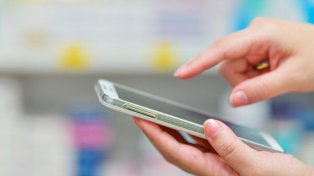 Bei den Jüngeren ist die Zustimmung für das E-Rezept deutlich höher: Bei den 18- bis 39-Jährigen würden 77 Prozent eine digitale Verordnung für ihr Medikament "bestimmt" oder "wahrscheinlich" nutzen, bei den 40- bis 59-Jährigen sind es 70 Prozent.