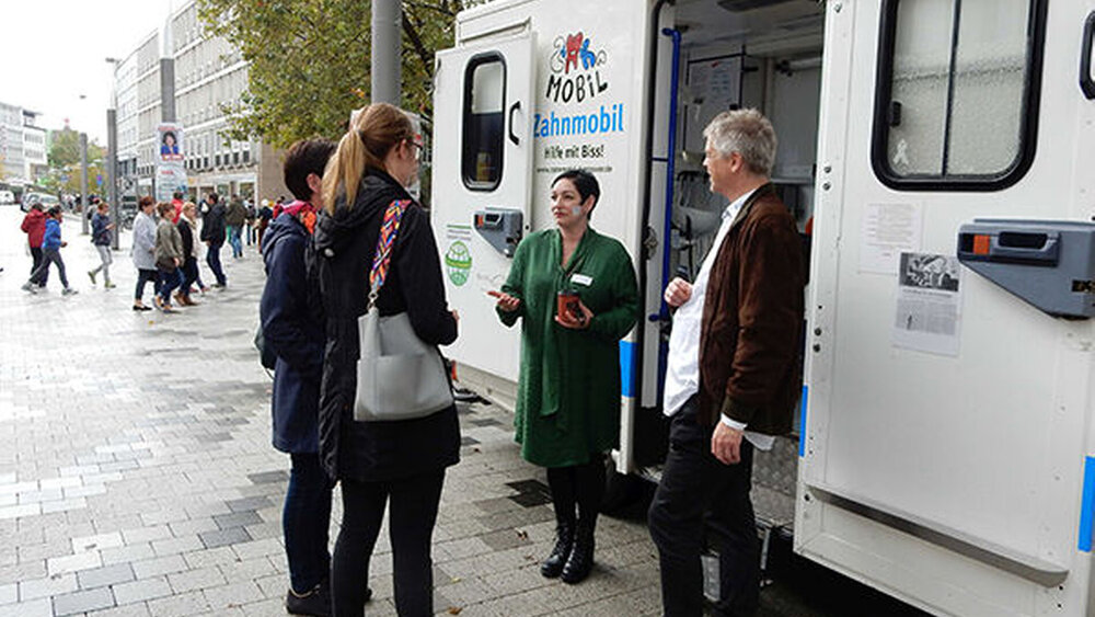 Außerdem präsentiert der Förderverein Zahnmobil e.V. gemeinsam mit dem Diakonischen Werk Hannover das „Zahnmobil“, in dem seit 2012 Menschen in der Stadt und Region Hannover behandelt werden, die in Armut und auf der Straße leben. Die ZKN gehört zu den Förderern der rollenden Zahnarztpraxis.
