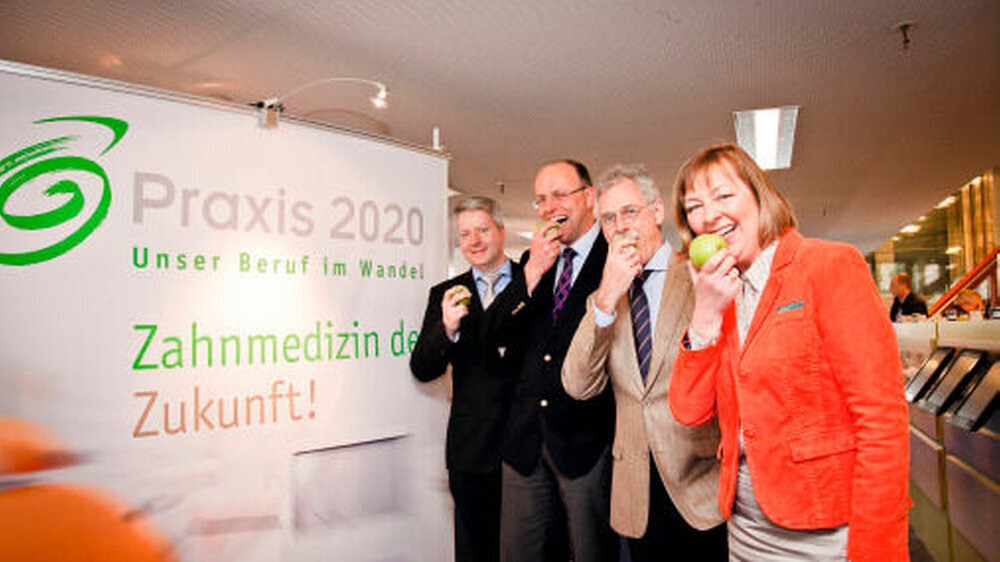 Gut aufgestellt für eine Zukunft „mit Biss“: Dr. Sistig (Vorstandsmitglied und Pressesprecher), Tagungspräsident Prof. Schliephake, LZK-Präsident Dr. Bartling und Dr. Lösser (Vorstandsreferentin Fortbildung und Leiterin der Akademie).