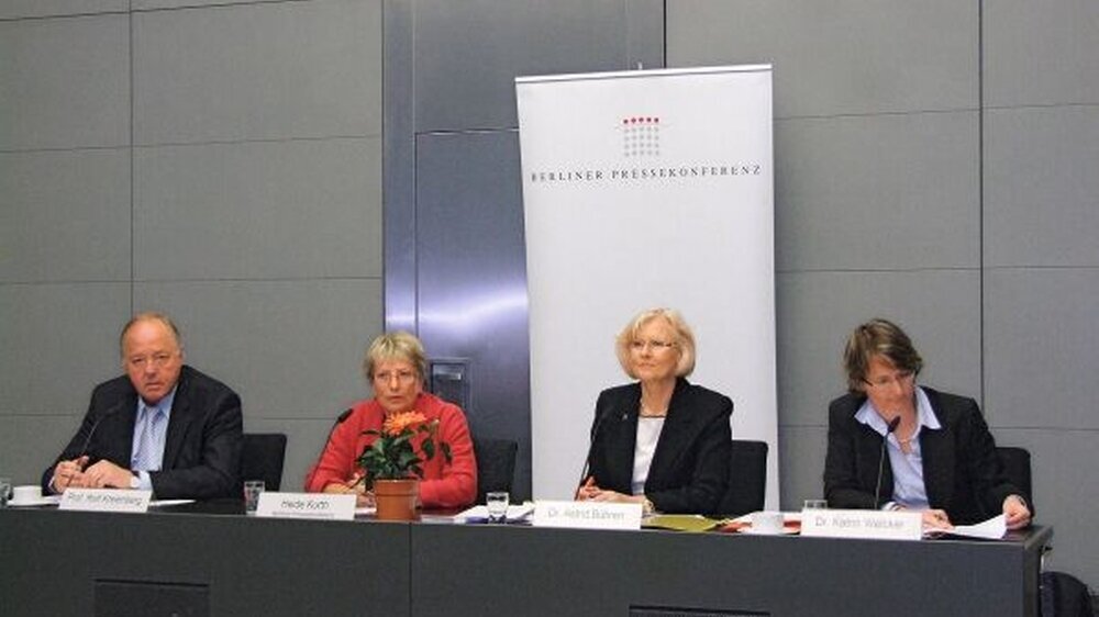 Pressekonferenz „Die Zukunft der Medizin ist weiblich – Herausforderung und Chance für alle“ in Berlin (v.l.n.r.): Prof. Dr. Rolf Kreienberg, Heide Kurth, Dr. Astrid Bühren, Dr. Katrin Welcker