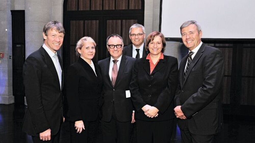 Gruppenbild für das AuB-Konzept (v.l.n.r.): Dr. Dietmar Oesterreich (BZÄK), Dr. Imke Kaschke (BDO), CDUMdB Dr. Rolf Koschorrek, der Behindertenbeauftragte der Bundesregierung Hubert Hüppe, Prof. Dr. Ina Nitschke (DGAZ) und Dr. Wolfgang Eßer, (KZBV)