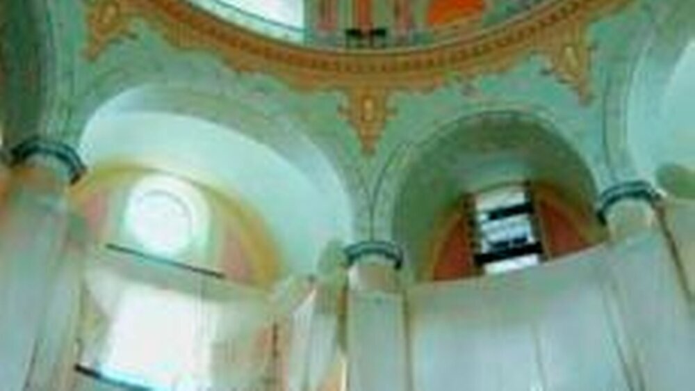 Blick in das noch verhüllte Innere der Kirche