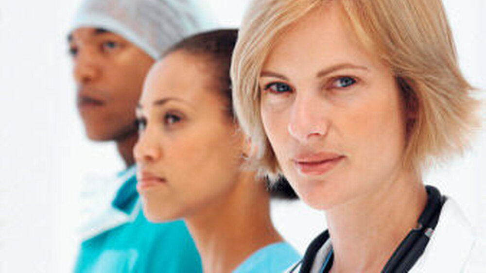 Viele Arbeitnehmer bekommen ihren ausländischen Berufsabschluss auch hierzulande anerkannt und helfen gerade im Gesundheitsbereich, den Fachkräftemangel zu beheben. | Viele Arbeitnehmer bekommen ihren ausländischen Berufsabschluss auch hierzulande anerkannt und helfen gerade im Gesundheitsbereich, den Fachkräftemangel zu beheben. |