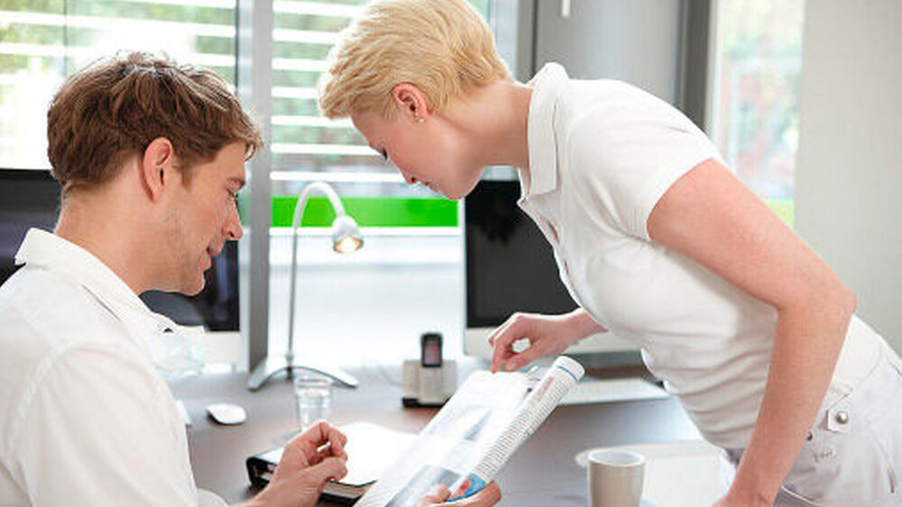 Mehr als die Hälfte (56 Prozent) aller befragten Zahn- mediziner gibt an, auf die gedruckte Fachzeitschrift als Informationsmedium nicht verzichten zu wollen. |