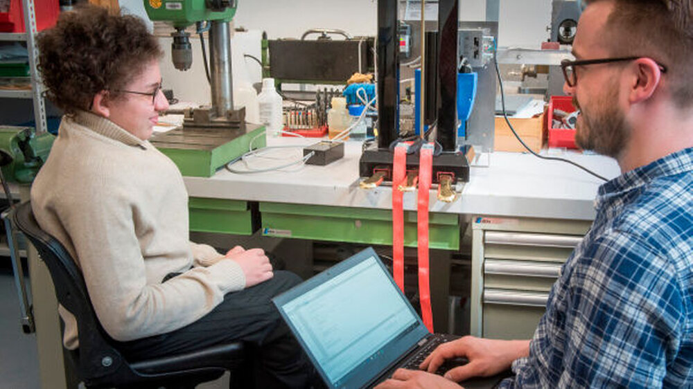 Alberto testet die Beißschiene an Klavierpedalen in der Orthopädie mit Sebastian Kuppinger, einem wissenschaftlicher Mitarbeiter im Team von Dr. Rüdiger Rupp.