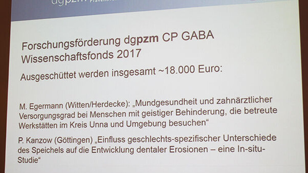Ganß gratulierte anschließend den aktuellen Preisträgern zu ihren prämierten Arbeiten.