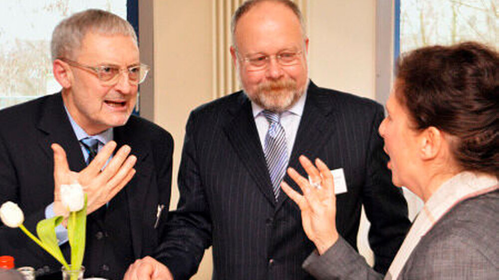 In reger Diskussion: Dr. Andreas Wagner, Präsident der Landeszahnärztekammer Thüringen (l.), Dr. Karl-Friedrich Rommel, Vorstandsvorsitzender der KZV Thüringen (M.), und Ines Feierabend, Staatssekretärin im Thüringer Ministe- rium für Arbeit, Sozia