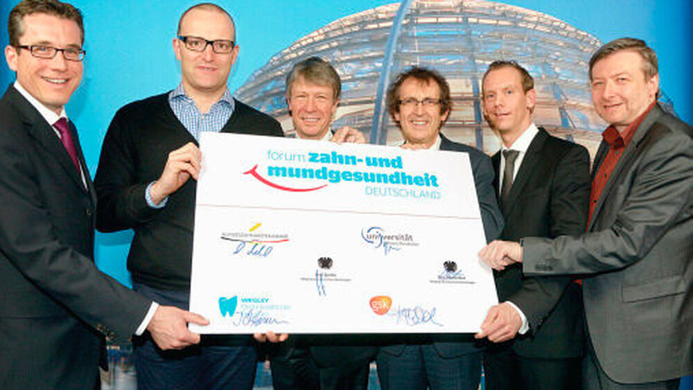 (v.l.n.r.): Jens Christmann vom Wrigley Oral Healthcare Program, Gründungsmitglied des Forums, Jens Spahn (MdB CDU), Schirmherr des Forums, Prof. Dr. Dietmar Oesterreich, Vorsitzender des Forums und BZÄK-Vizepräsident, Prof. Dr. Stefan Zimmer, Universität Witten/Herdecke, Gründungsmitglied des Forums, Dr. Thomas Nahde von GlaxoSmithKline Consumer Healthcare, Gründungsmitglied des Forums, Dirk Heidenblut (MdB SPD), Schirmherr des Forums. |
