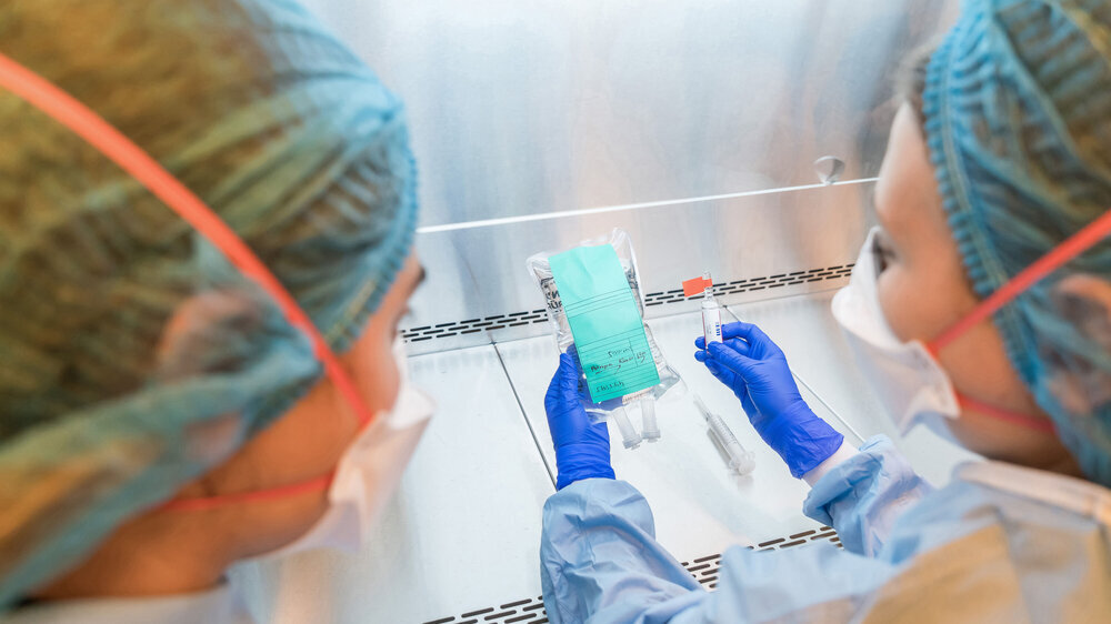 Apothekerin, die Hochrisiko-Chemotherapie-Medikamente für Krebspatienten vorbereitet. Apothekerin, die Hochrisiko-Chemotherapie-Medikamente für Krebspatienten vorbereitet.