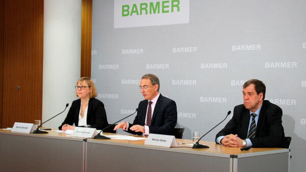 "Die Ergebnisse weisen auf Verbesserungspotenziale hin", heißt es zurückhaltend auf der Pressekonferenz zum Barmer Zahnreport 2017 in Berlin - mit Prof. Dr. Christoph Straub, Vorsitzender des Vorstandes der Barmer (Mitte) und Prof. Dr. Michael Walter, D