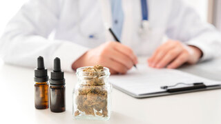 Arzt stellt Rezept für medizinisches Cannabis aus.