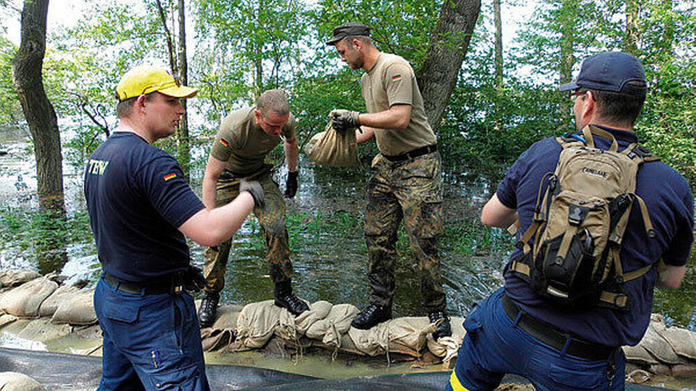 Reservisten der Bundeswehr unterstützen die zivilen Behörden nach der Hochwasserkatastrophe in Magdeburg-Rothensee 2013. Reservisten der Bundeswehr unterstützen die zivilen Behörden nach der Hochwasserkatastrophe in Magdeburg-Rothensee 2013.