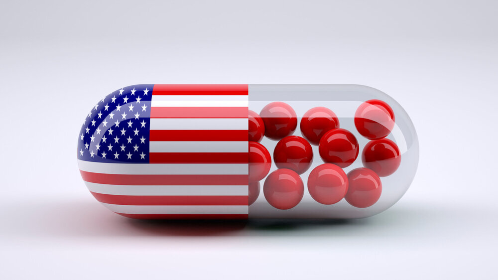 Pill with American flag wrapped around it and red ball inside Medikamente in den USA