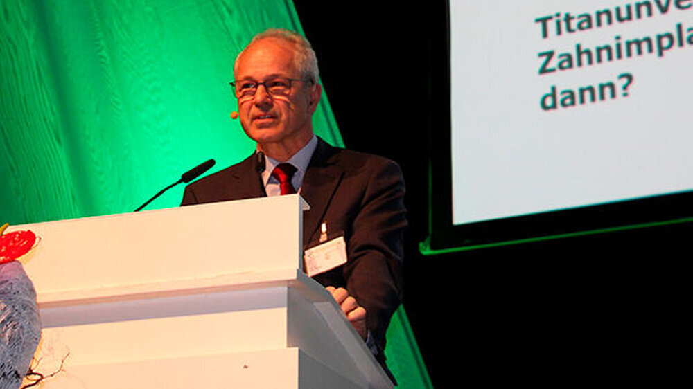 Prof. Dr. Peter Thomas, Oberarzt der Klinik und Poliklinik für Dermatologie und Allergologie, Klinikum der Universität München, ging der Frage nach: „Wie verträglich ist Titan bei Zahnimplantaten?“ Vor allem bei Vermutungen einer vermeintlichen Ti