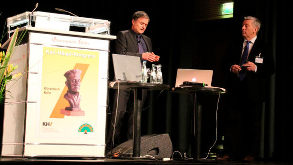 Um die Kommunikation zwischen Praxis und Labor effizient zu gestalten, gaben Zahnarzt Dr. Johannes Röckl (links) und ZTM Christian Müller (rechs) viele praktische Tipps: "Wenn Sie das nächste Mal die Zahnfarbe bei einem Patienten bestimmen, schicken Si