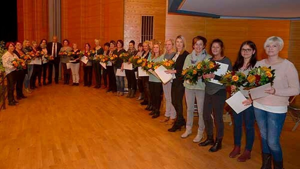 Auszeichnung für besonderes Engagement: Anlässlich des Zahnärztetages wurden 21 Mitarbeiterinnen geehrt, die länger als zehn Jahre in ihrer Praxis beschäftigt sind. Außerdem wurden zwei ZFA geehrt, die in diesem Jahr ihre Ausbildung mit der Bestnote