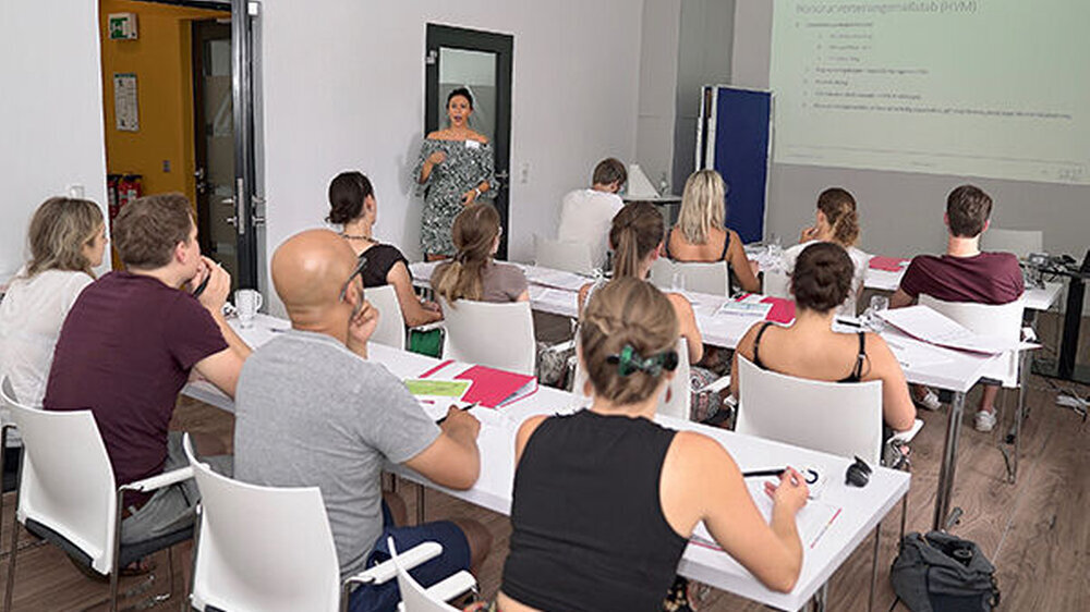 Das Konzept der OPTI SummerSchool: In kleinen Klassen werden sich die Teilnehmer in einem interaktiven Austausch die wichtigsten Schritte für den Start in die Selbstständigkeit selbst erarbeiten.