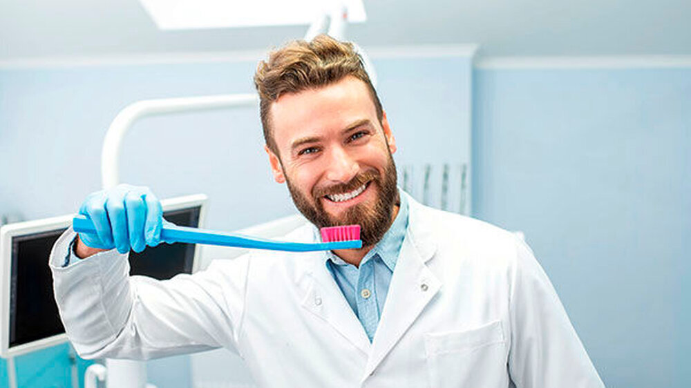 Wenn die routinemäßige Ermahnung/Motivation/Aufforderung/Predigt zur gründlichen Mundhygiene nicht ankommt, kann man es auch mal mit Humor versuchen, raten die Autorinnen.