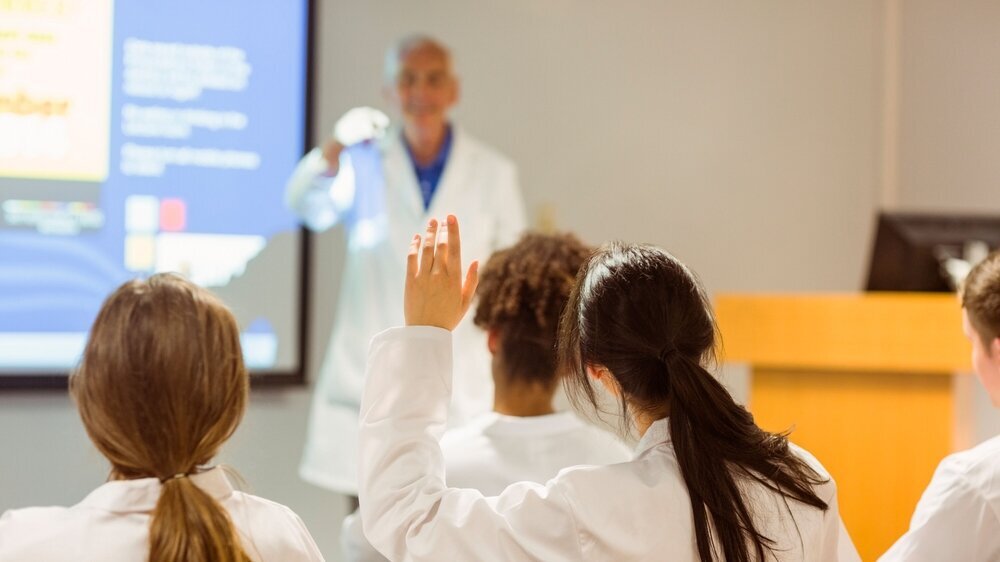 Hörsaal Dozent unterrichtet Medizinstudierende Hörsaal Dozent unterrichtet Medizinstudierende