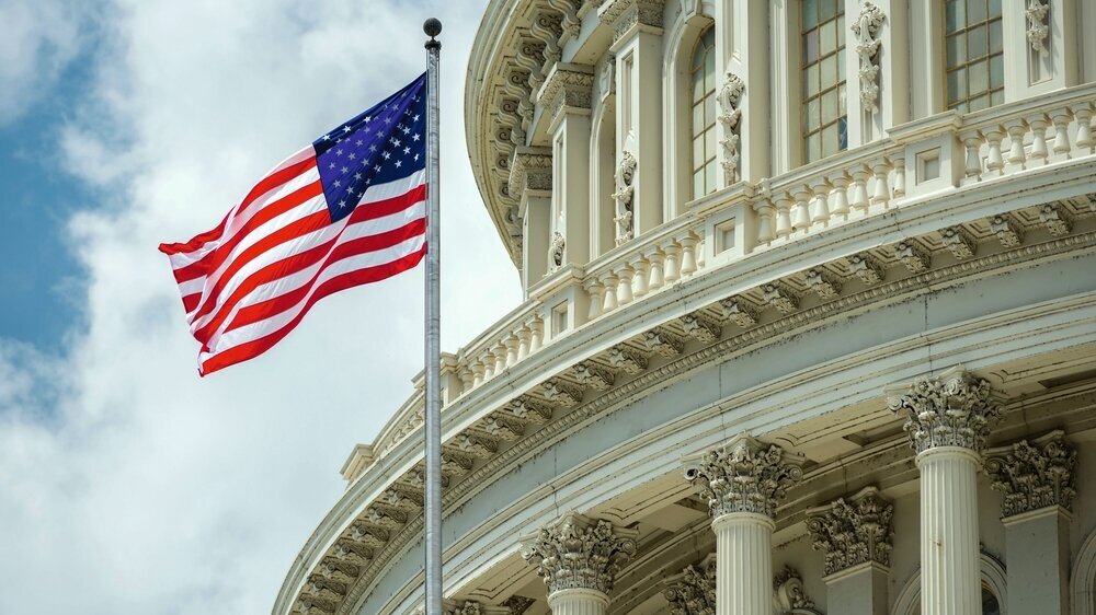 Washington DC Capitol dome detail with waving american flag Kongress der Vereinigten Staaten