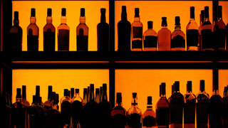 Flaschen in einer Bar