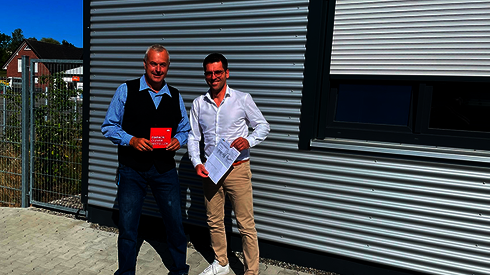Freuen sich über die künftige Zusammenarbeit: BeMoVe Dental Inhaber Dirk Nellessen (l.) und AERA-Vertriebsleiter Steffen Schütz (r.).
