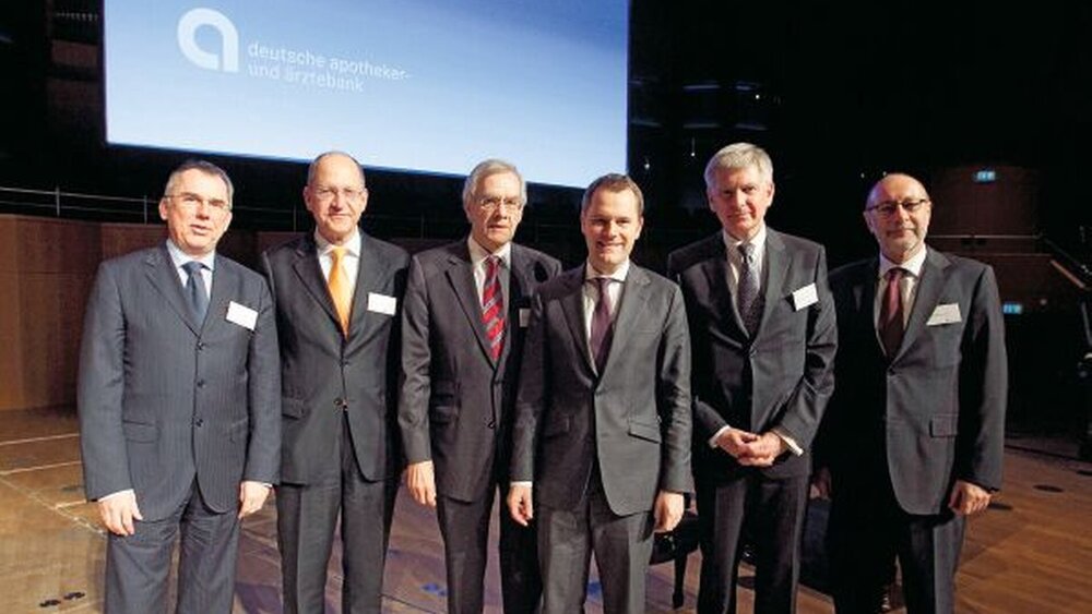 Nahmen sich den gesundheitspolitischen Fragestellungen an: Dr. Carl-Heinz Müller, Dr. Peter Engel, Apotheker Hermann S. Keller, Gesundheitsminister Daniel Bahr, Herbert Pfennig, Apotheker Heinz-Günter Wolf (von links). |