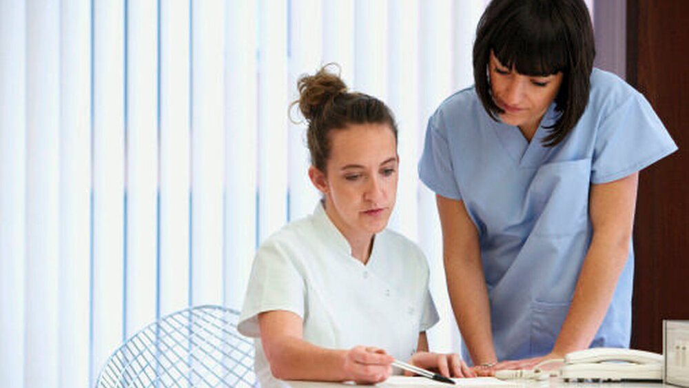 Viele Patienten sind bereits im Besitz einer Zahnzusatzversicherung. Die Versicherer erstatten jedoch nicht, bevor sie sich selbst über die (Vor-)Bedingungen einer Zahnbehandlung erkundigt haben – das wiederum bedeutet Schreibarbeit für die Praxen. |