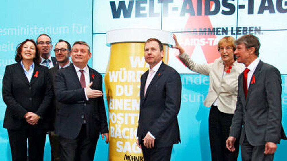 Am 1. Dezember 2014 fand zum 27. Mal der Welt-AIDS-Tag statt. Mit dabei: Bundesgesundheitsminister Hermann Gröhe (Vierter v. links) und der Vizepräsident der Bundeszahnärztekammer, Prof. Dietmar Oesterreich (ganz rechts). Ziel des weltweiten Aktionstages ist es, über die Erkrankung zu informieren und für mehr Solidarität mit den Betroffenen sowie deren Angehörigen zu werben. |